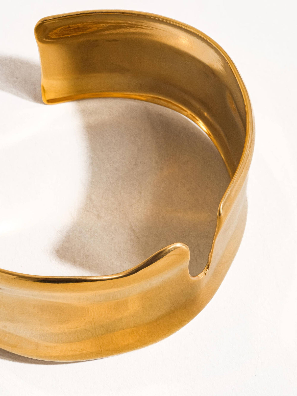 Flânerie by MAIQ - Clyde 18K Gold Non-Tarnish Abstract Bold Bangle